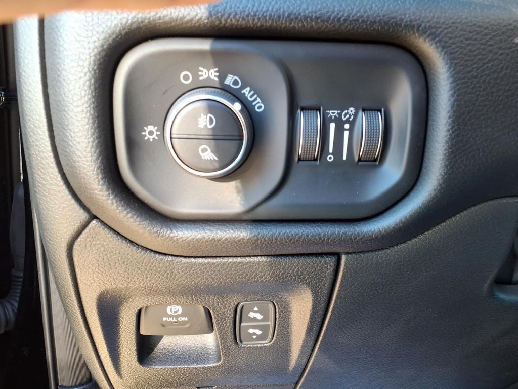 2025 RAM Ram 1500 RAM 1500 BIG HORN CREW CAB 4X4 5'7' BOX