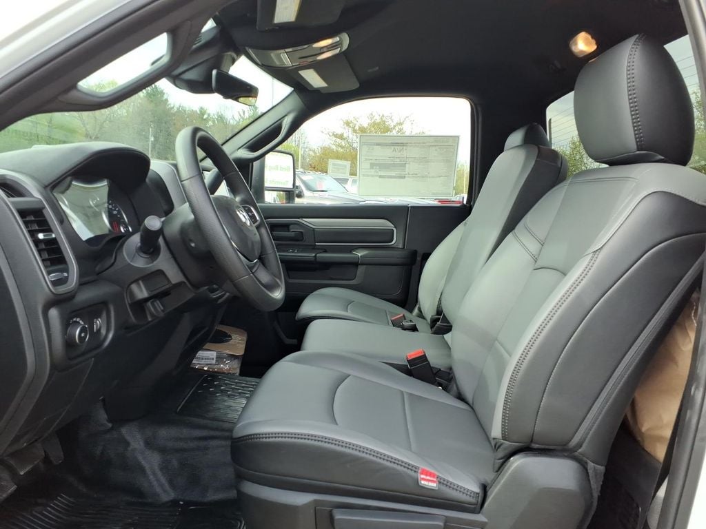 2026 RAM 5500 Chassis RAM 5500 TRADESMAN CHASSIS REGULAR CAB 4X4 84' CA