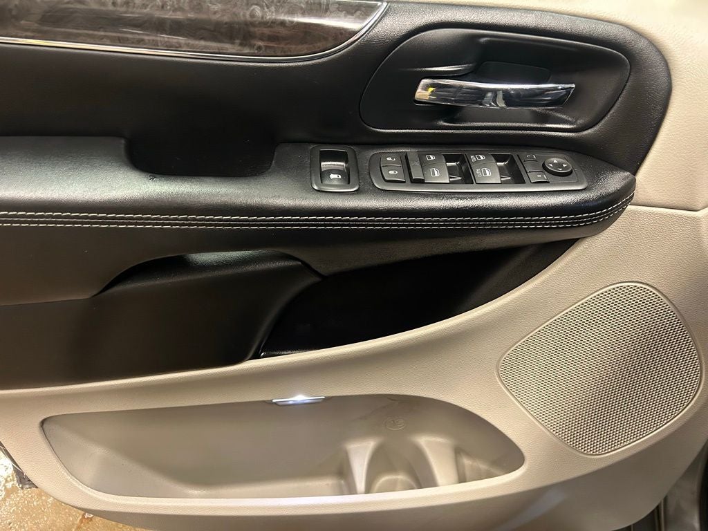 2016 Chrysler Town & Country Touring-L