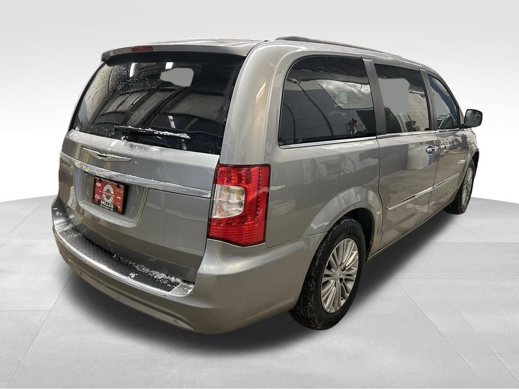 2016 Chrysler Town & Country Touring-L